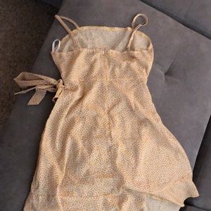 Cute little yellow print wrap around. Yellowish gold/blue accents